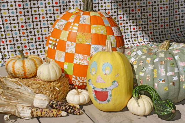 Read more about the article Fall Decorating with Vintage Wallpaper